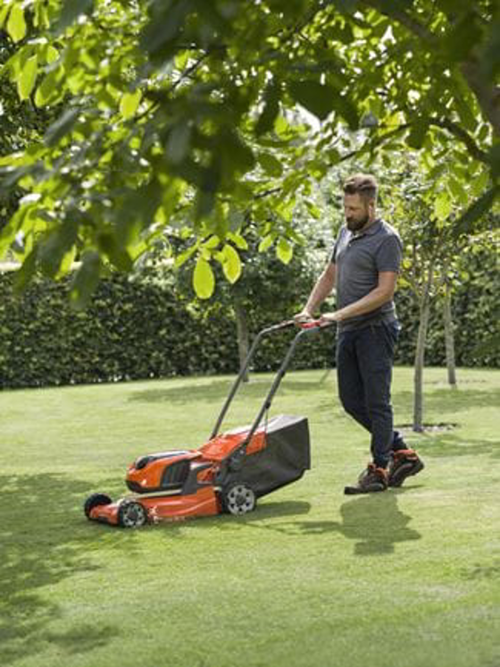 Tondeuse à Gazon Sans Fil Husqvarna LC 142iS - 42 Cm - Batterie 36V - Roues Motrices - Mode PowerBoost Et Save - Pour Petits Jardins